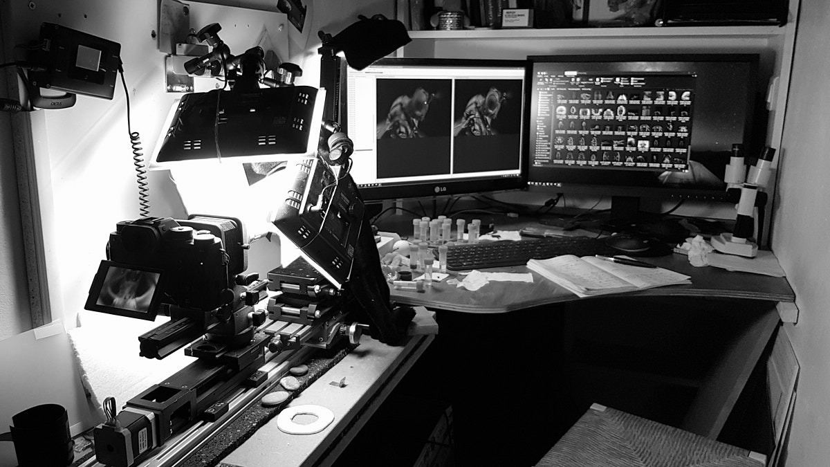 Le micro studio, en noir et blanc.